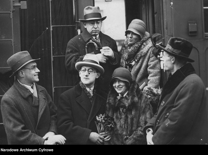 Wyjazd polskiej delegacji literackiej do Pragi, Warszawa, 1928 r: Jarosław Iwaszkiewicz (pierwszy z lewej), Antoni Słonimski (u góry), Jan Lechoń (drugi z lewej), Kazimierz Wierzyński (pierwszy z prawej), Maria Morska-Knaster (stoi z tyłu). Źródło: Narodowe Archiwum Cyfrowe, sygn. 1-K-2068